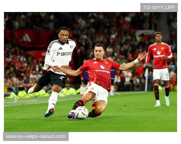 利物浦边路压上频繁,传中威胁不断累积 利物浦边路压上频繁,传中威胁不断累积