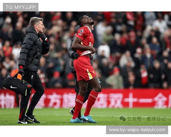 利物浦边路配合连续成功，阿诺德45度斜传精准落点